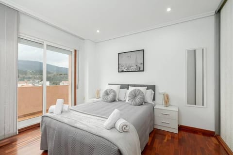 Confort, luz y atardeceres by CABANA Rentals Condo in Redondela