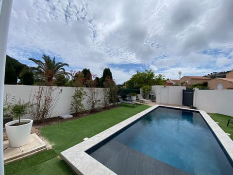 VILLA LAURANA HYERES 6 personnes Piscine chauffée House in Hyères