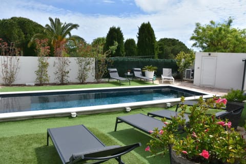 VILLA LAURANA HYERES 6 personnes Piscine chauffée House in Hyères