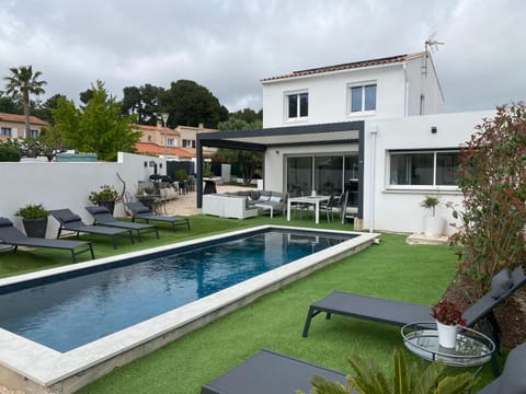 VILLA LAURANA HYERES 6 personnes Piscine chauffée House in Hyères