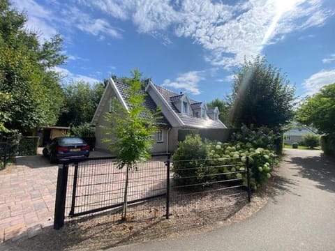 Vrijstaande villa met grote tuin, 4 slaapkamers en sauna Villa in Zeewolde