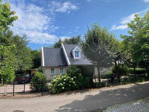 Vrijstaande villa met grote tuin, 4 slaapkamers en sauna Villa in Zeewolde