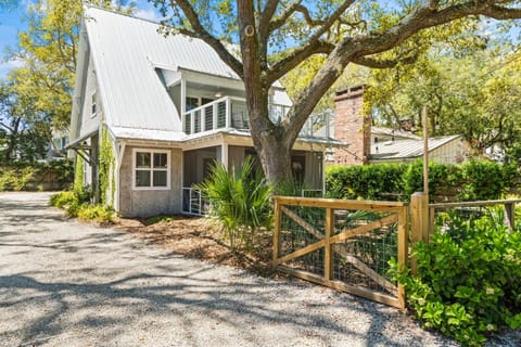 Tabbystone Cottage - 4323 Fourteenth Street House in Saint Simons Island