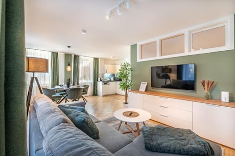 TV and multimedia, Living room, Seating area, Dining area, kitchen