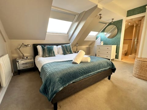 The Courtyard 2 Bedroom Apartments in Central Windsor with Parking Appartement in Windsor