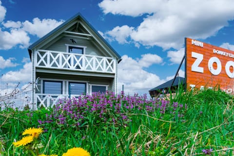 Property building, Nearby landmark, Restaurant/places to eat, Spring, Garden, Parking, internet, locker, locker