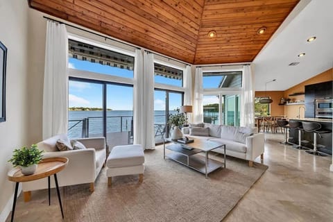 FEATURED ON HGTV'S MY LOTTERY DREAM HOME! Private dock, 15 minute boat ride to Crab Island, 20 minute drive to Destin, Pet Friendly House in Niceville