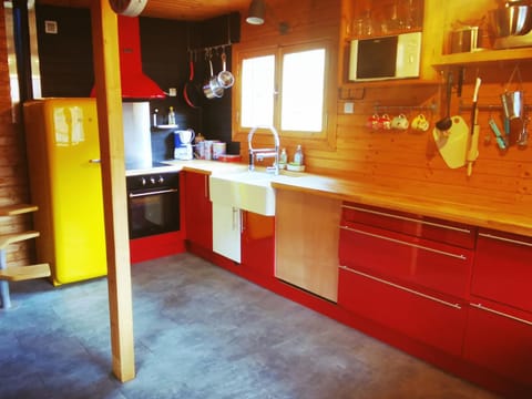 Kitchen or kitchenette, pet friendly, stove