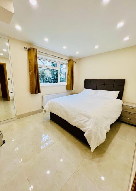 2 Bedroom Flat or Appartment near Heathrow with Garden Condo in Uxbridge