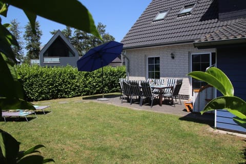 Exklusives Ferienhaus, Kamin, Garten mit Terrasse, Strandkorb, Familiensauna, 350 Meter zum Deich House in Butjadingen