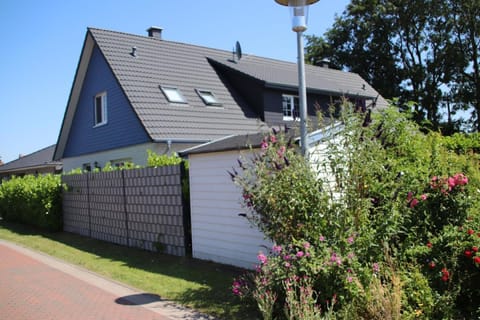 Exklusives Ferienhaus, Kamin, Garten mit Terrasse, Strandkorb, Familiensauna, 350 Meter zum Deich House in Butjadingen