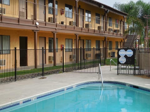 Best Economy Inn & Suites Motel in Bakersfield