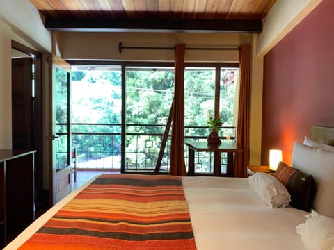 Bed, TV and multimedia, Coffee/tea facilities, View (from property/room), Bedroom, Mountain view, River view