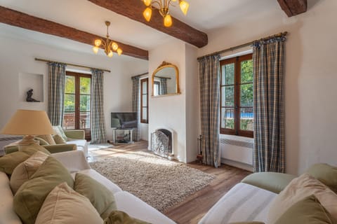 TV and multimedia, Living room, Photo of the whole room, Seating area, Pool view