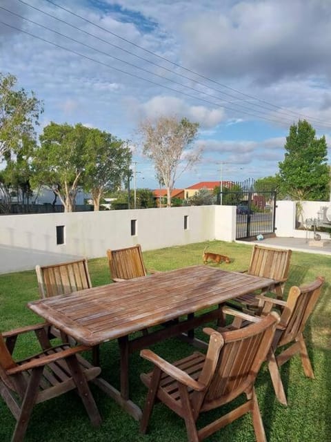 9 Room Family & Pet Friendly Home House in Currimundi