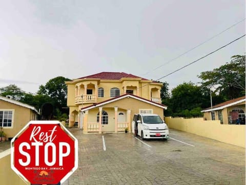 The Rest Stop- Upstairs/24hr Security/5 Miles MBJ Copropriété in Montego Bay