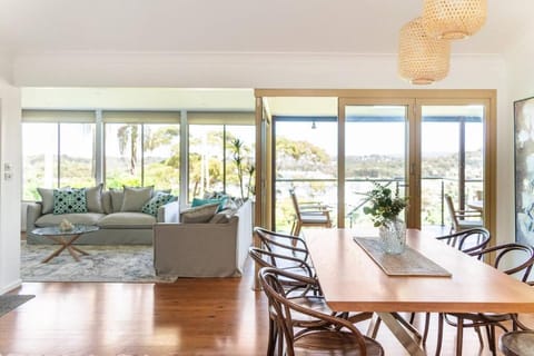Newly renovated 4 bedroom home in Newport with Pittwater views Maison in Pittwater Council