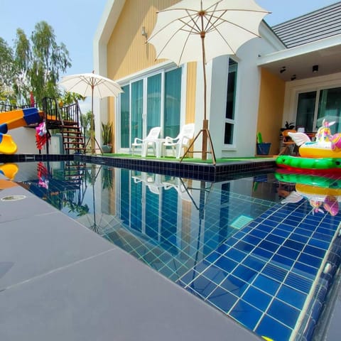 Day, Pool view, Swimming pool, sunbed