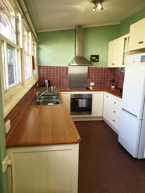Redruth - 2 bedroom cottage situated in wandiligong House in Wandiligong