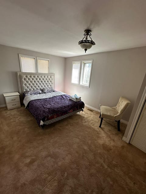 Beautiful Private Room Near Restaurants Shopping and Transit P1 Vacation rental in Pickering