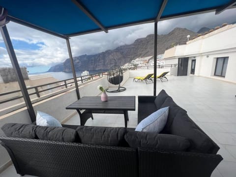 Patio, Natural landscape, View (from property/room), Balcony/Terrace, Seating area, Dining area, Mountain view