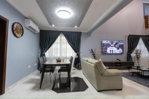 Communal lounge/ TV room, TV and multimedia, Seating area, Dining area, Evening entertainment, air conditioner