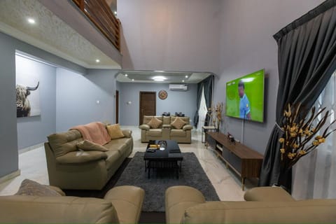 Communal lounge/ TV room, TV and multimedia, Living room, Seating area, Evening entertainment