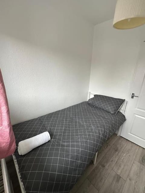 30 min STN or to central London House in Enfield