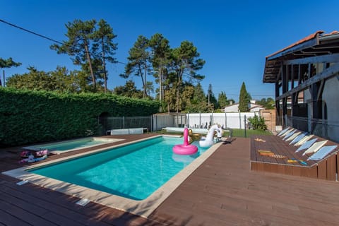 La maison du Bonheur Arés 30 personnes avec piscines chauffées House in Arès