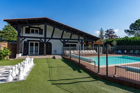 La maison du Bonheur Arés 30 personnes avec piscines chauffées House in Arès