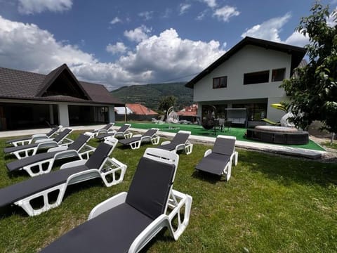 Property building, Day, Natural landscape, Garden, Garden view, Mountain view, sunbed