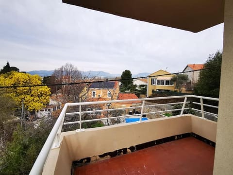 Appartement 85m2 avec terrasse proche Marseille Condo in La Seyne-sur-Mer