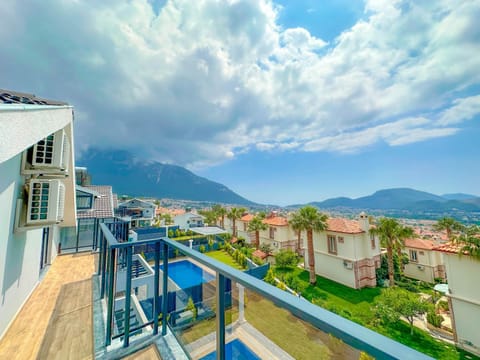 Balcony/Terrace, Mountain view, Pool view