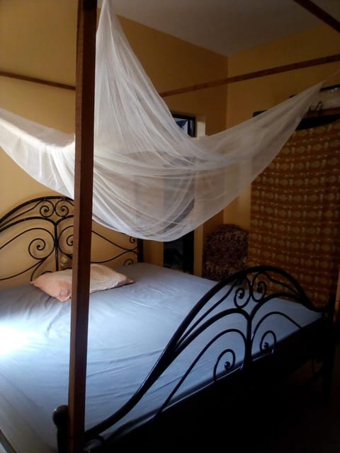 Maison Manour, suite, salon, bain privée Bed and Breakfast in Mbour