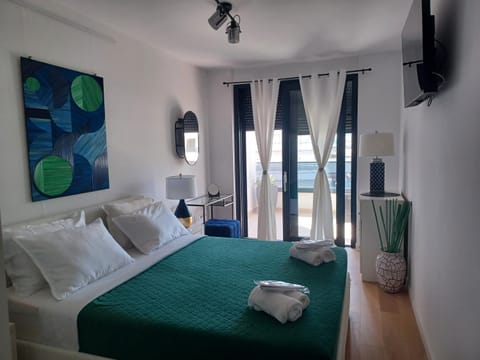 Bed, TV and multimedia, Bedroom, towels