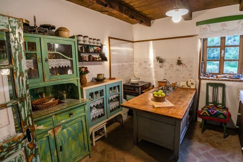 Kitchen or kitchenette, Communal kitchen