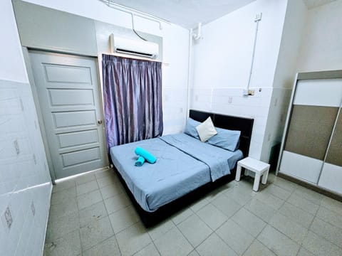 Bed, Photo of the whole room, Bedroom, towels, wardrobe, air conditioner