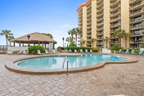 Property building, Patio, Day, Pool view, Swimming pool, sunbed