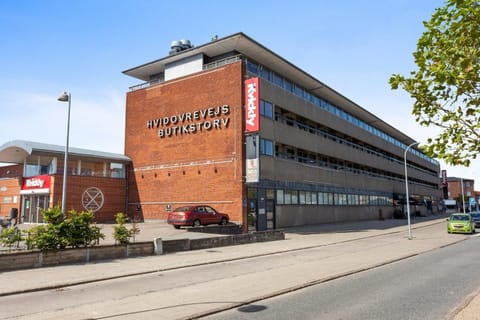 Property building, Street view, Location