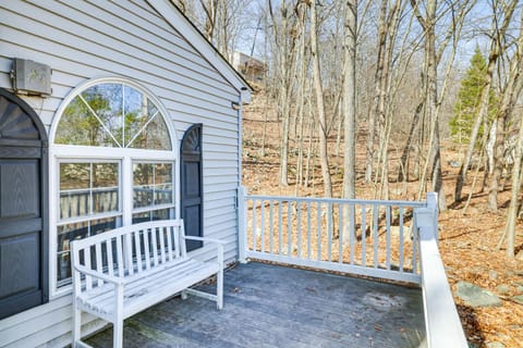 Charming Bushkill Retreat with Private Deck and Grill! House in Middle Smithfield