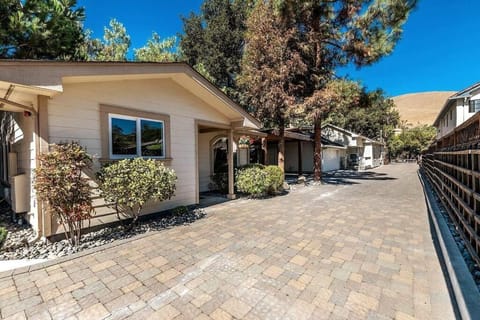 Adorable Fremont Cottage Villa in Union City