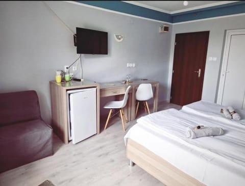 Bed, TV and multimedia, Photo of the whole room, Seating area, Dining area, towels