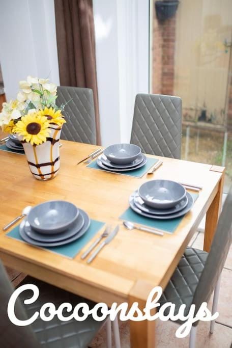 Cocoonstays Short Lets and Serviced Accommodation Luton House in Luton