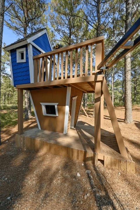 Salty Dog Lodge Playground, Fire Pit & Hot Tub House in Broken Bow