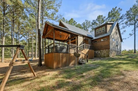 Salty Dog Lodge Playground, Fire Pit & Hot Tub House in Broken Bow