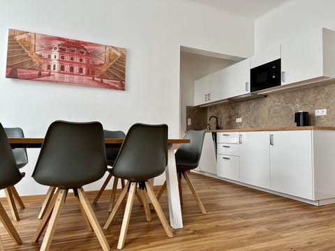 Kitchen or kitchenette, Dining area