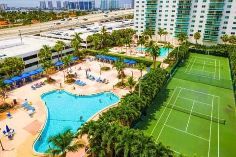 Tennis court, Swimming pool, Swimming pool