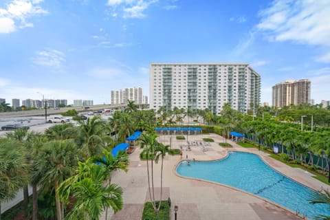 Day, City view, Pool view, Swimming pool, sunbed