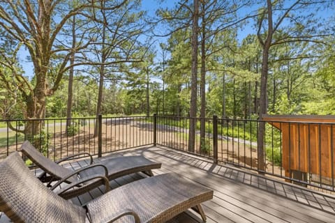 Once Upon A Trout Hot Tub, Roof-top Patio! House in Oklahoma