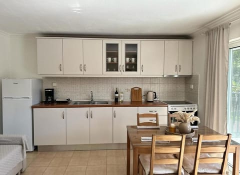 Coffee/tea facilities, Kitchen or kitchenette, Dining area, pet friendly, stove, toaster